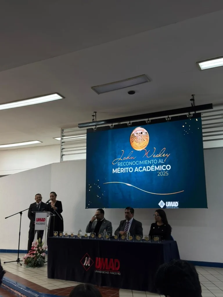 a recompensa de un Estudiante delante de los directivos de la UMAD